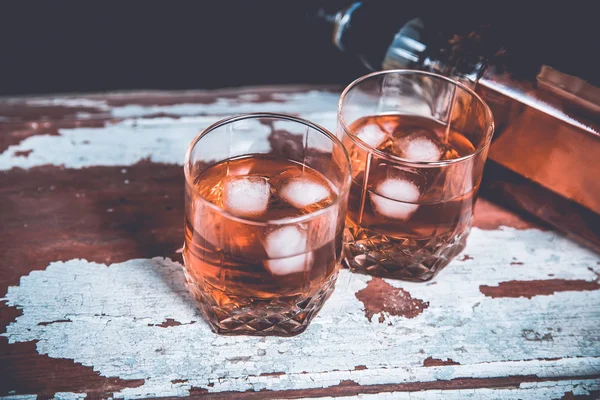 Zwei Gläser Whisky stehen auf der Theke — Stockfoto
