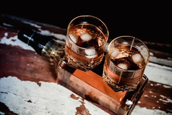 Dwie szklanki whisky stojący na pasku — Zdjęcie stockowe