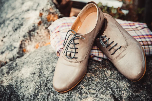 Zapatos de mujer yacen en piedra de granito — Foto de Stock