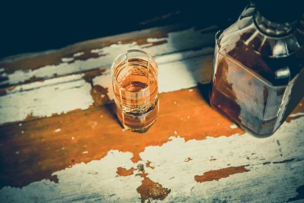 Ett glas whiskey och en dubbel whisky, en flaska whiskey — Stockfoto