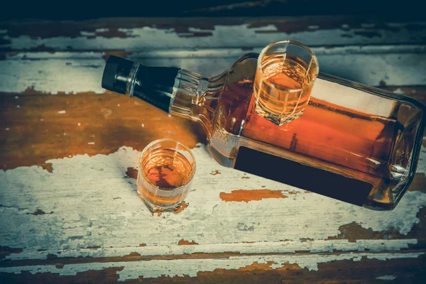 Ein Glas Whisky und ein doppelter Whisky, eine Flasche Whisky — Stockfoto