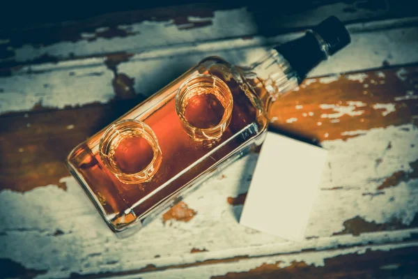 Poker und Whiskey, eine Flasche Whiskey für Poker — Stockfoto