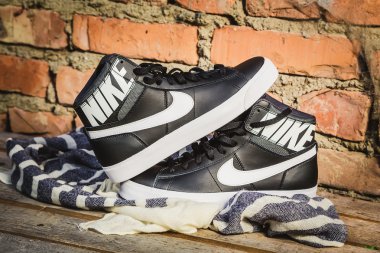 Siyah ve beyaz şık ayakkabılar, Nike spor ayakkabı