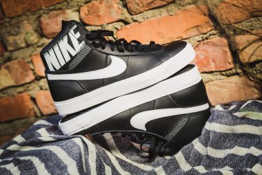 Siyah ve beyaz şık ayakkabılar, Nike spor ayakkabı