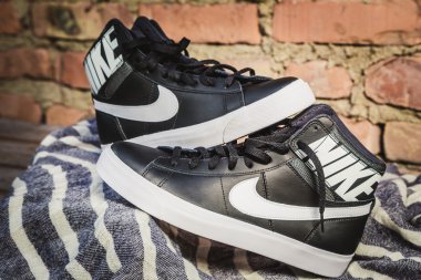 Siyah ve beyaz şık ayakkabılar, Nike spor ayakkabı