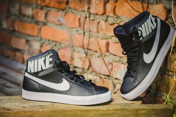 Koşu ayakkabıları doğada, nike, spor ayakkabı