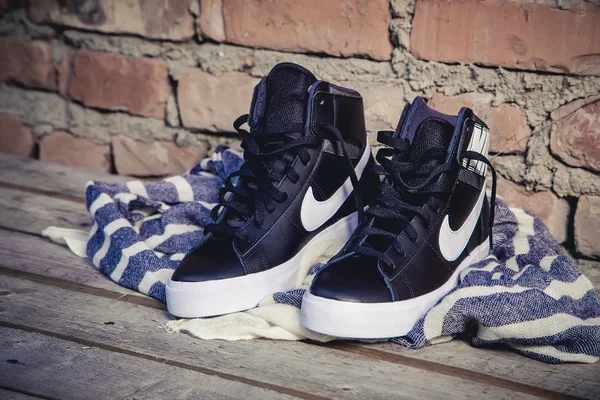 Schwarz-weiße stylische Schuhe, Nike-Turnschuhe — Stockfoto