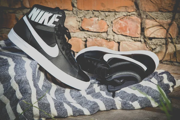 Siyah ve beyaz şık ayakkabılar, Nike spor ayakkabı — Stok fotoğraf
