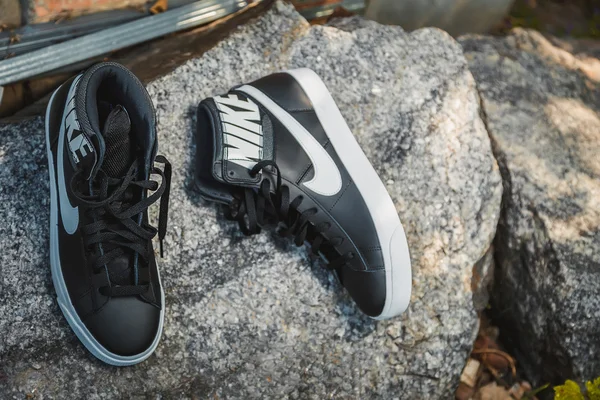 Siyah ve beyaz şık ayakkabılar, Nike spor ayakkabı