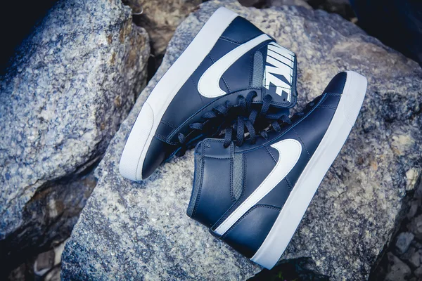 Черно-белая стильная обувь, Nike Sneakers — стоковое фото