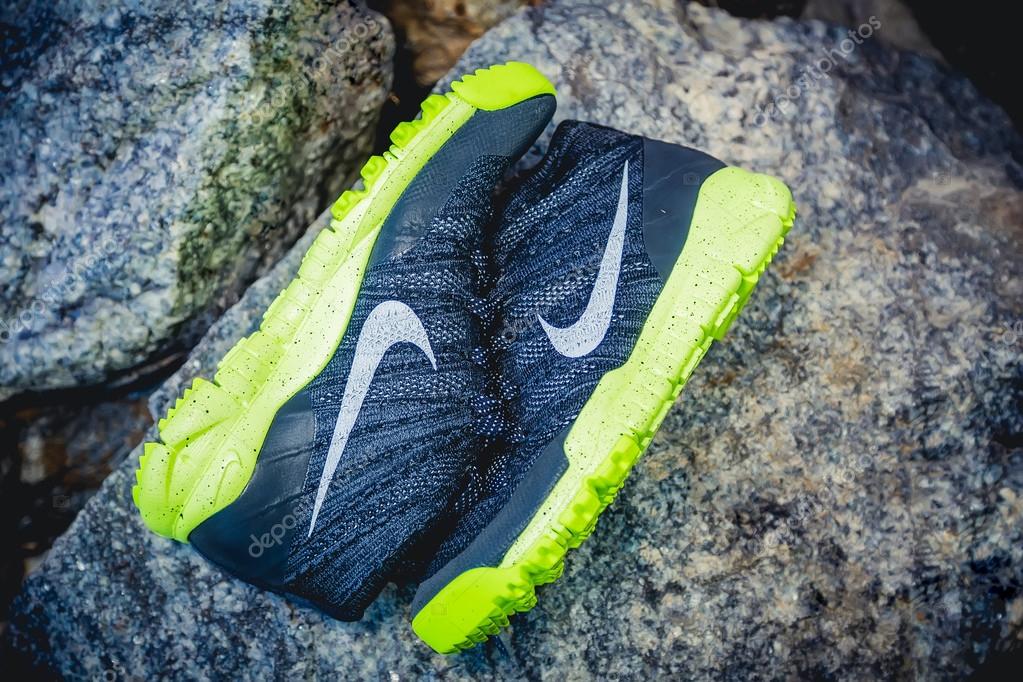 trendy sneakers nike