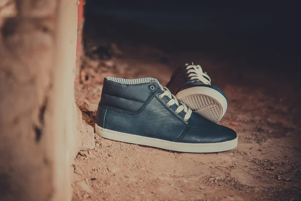 Lederen mannen sneakers, blauwe sneakers — Stockfoto