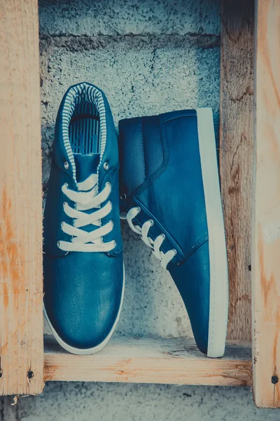 Lederen mannen sneakers, blauwe sneakers — Stockfoto