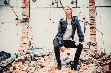 house, güzellik, moda kalıntıları üzerine bir deri ceket modeli