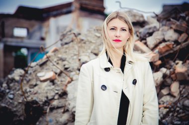 House, güzellik kalıntıları üzerine montlu sarışın