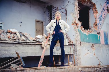 House, güzellik kalıntıları üzerine montlu sarışın