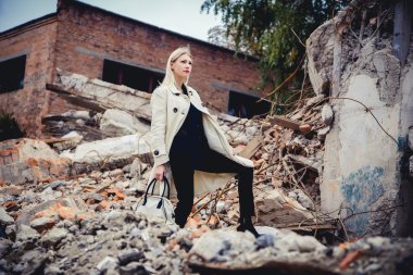 House, güzellik kalıntıları üzerine montlu sarışın