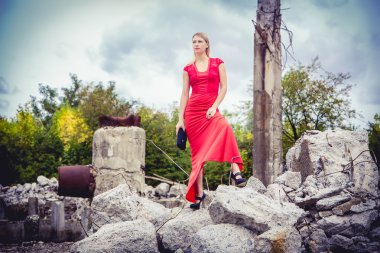 Sarışın bir kırmızı elbise, gevşek malzeme, moda