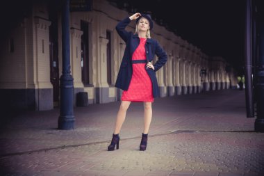 Tren istasyonunda moda şapkalı kız