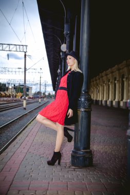 Tren İstasyonu, seyahat, duygular, Şapkalı Kız Toplantı