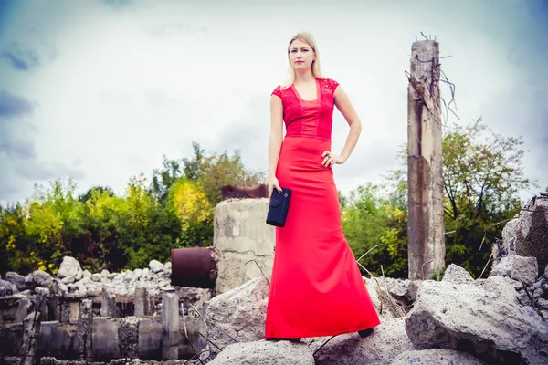A loira em um vestido vermelho, material solto, moda — Fotografia de Stock