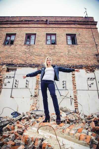 Model in a leather jacket on the ruins of the house, beauty, fashion — Stock Photo, Image
