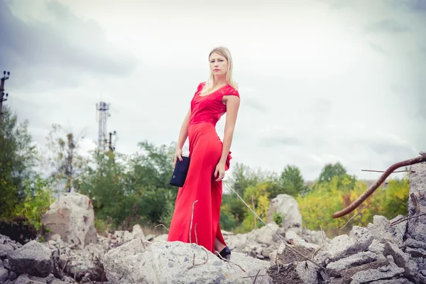 La rubia en un vestido rojo, material suelto, moda — Foto de Stock