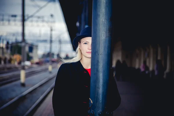 La chica en el sombrero en la estación de tren, viajes, emociones, reunión — Foto de Stock