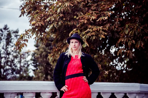 La chica en el sombrero en la estación de tren, la moda — Foto de Stock