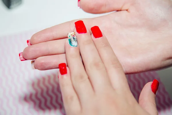 Manicure vermelho, mulheres lidar com — Fotografia de Stock