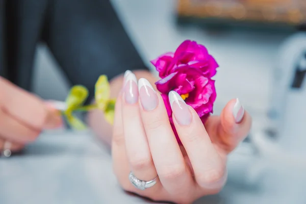 La manicura de estilo sobre el fondo de las flores, el salón de belleza — Foto de Stock