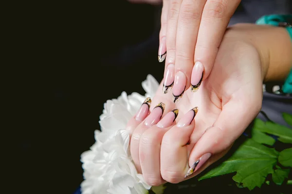 Manicure delle donne, unghie, salone di bellezza — Foto Stock