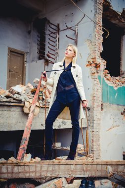 House, güzellik kalıntıları üzerine montlu sarışın