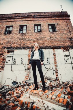 Harabeler, moda bir deri ceket modeli