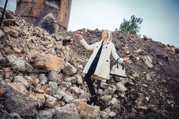 Rubia en el abrigo en las ruinas de la casa, belleza — Foto de Stock