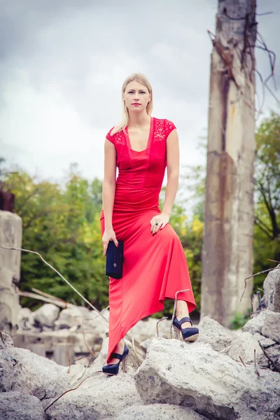 Блондинка в красном платье, свободный материал, мода — стоковое фото