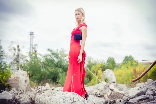 La rubia en un vestido rojo, material suelto, moda — Foto de Stock