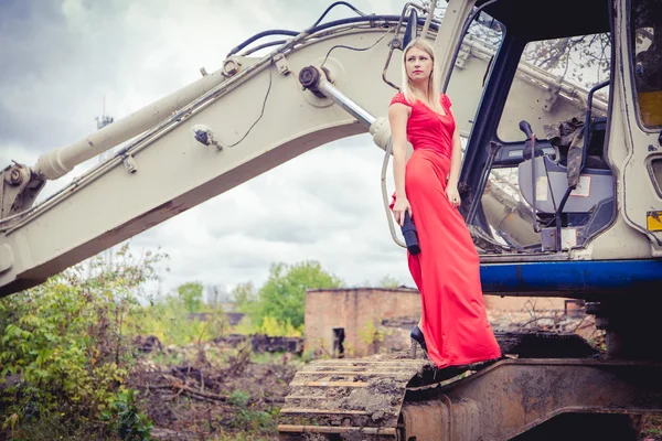 La rubia en un vestido rojo, material suelto, moda — Foto de Stock