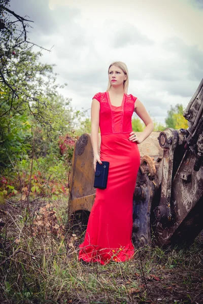 La rubia en un vestido rojo, material suelto, moda — Foto de Stock