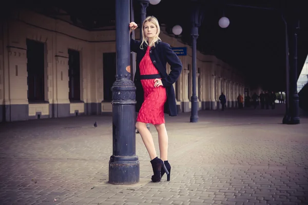 La chica en el sombrero en la estación de tren, la moda — Foto de Stock