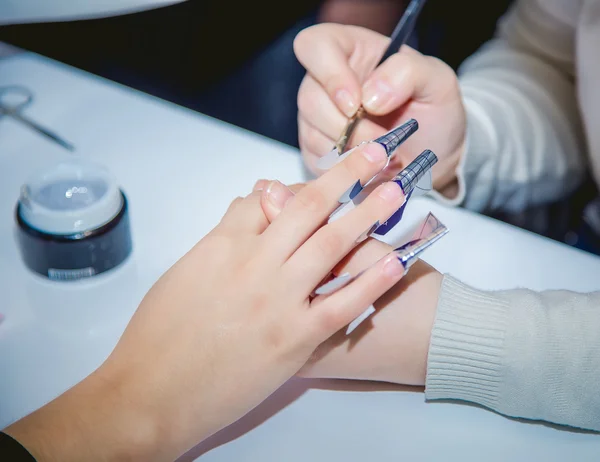 La creación de uñas el salón de belleza — Foto de Stock