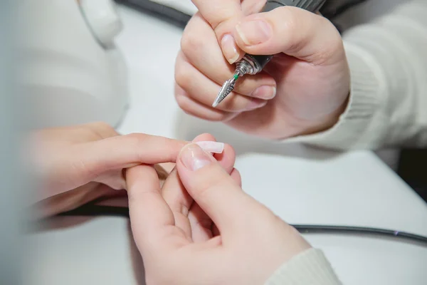 Pulido de uñas en un salón de belleza — Foto de Stock