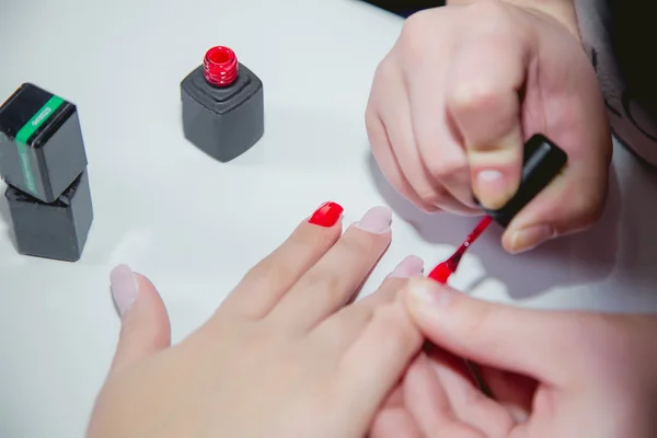 Pintura laca uñas rojas en salón de belleza — Foto de Stock