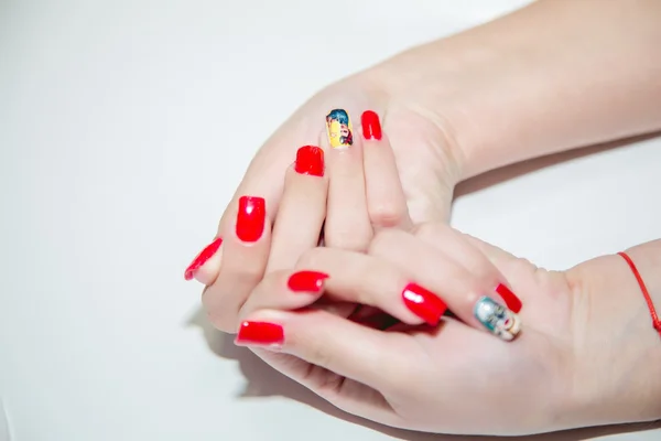 Manicure rossa, mani delle donne, bellezza, moda — Foto Stock