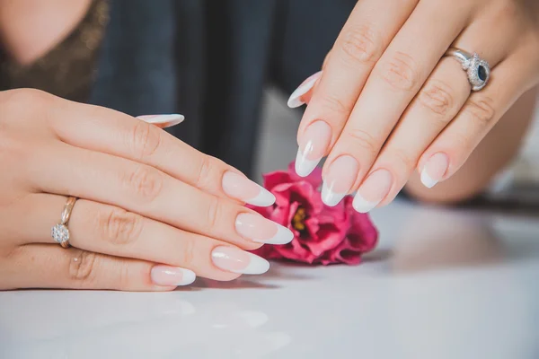 La manicura con estilo femenina, la belleza, la moda — Foto de Stock