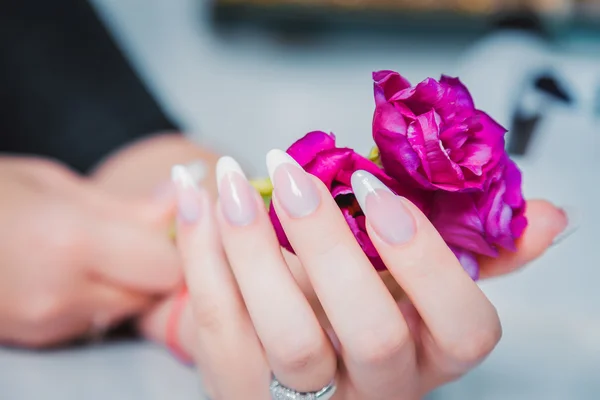 La manicura con estilo femenina, la belleza, la moda — Foto de Stock