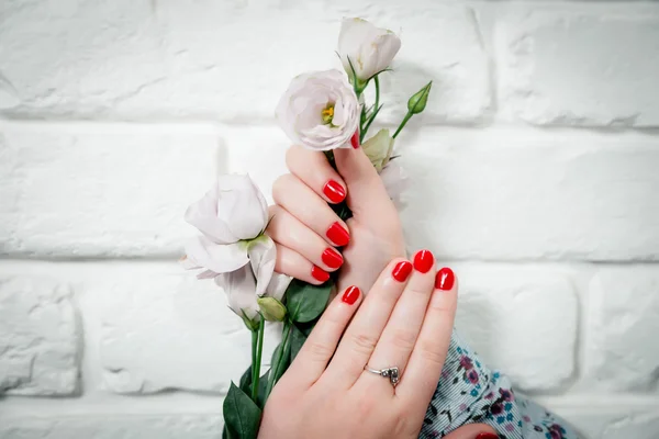 Manicure elegante rossa, salone di bellezza — Foto Stock