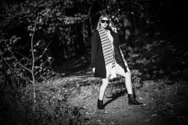 Kız güneş gözlüğü ve bir ceket siyah ve beyaz fotoğraf