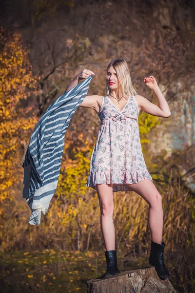 Sexy chica en un vestido ligero nueva colección de ropa — Foto de Stock