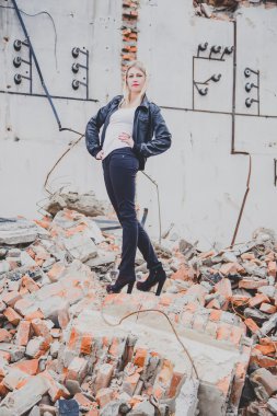 Onun arkasından bir deri ceketli bir kız